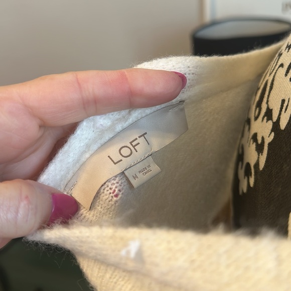 LOFT sweater - size M, but fits more like a L - Picture 4 of 5